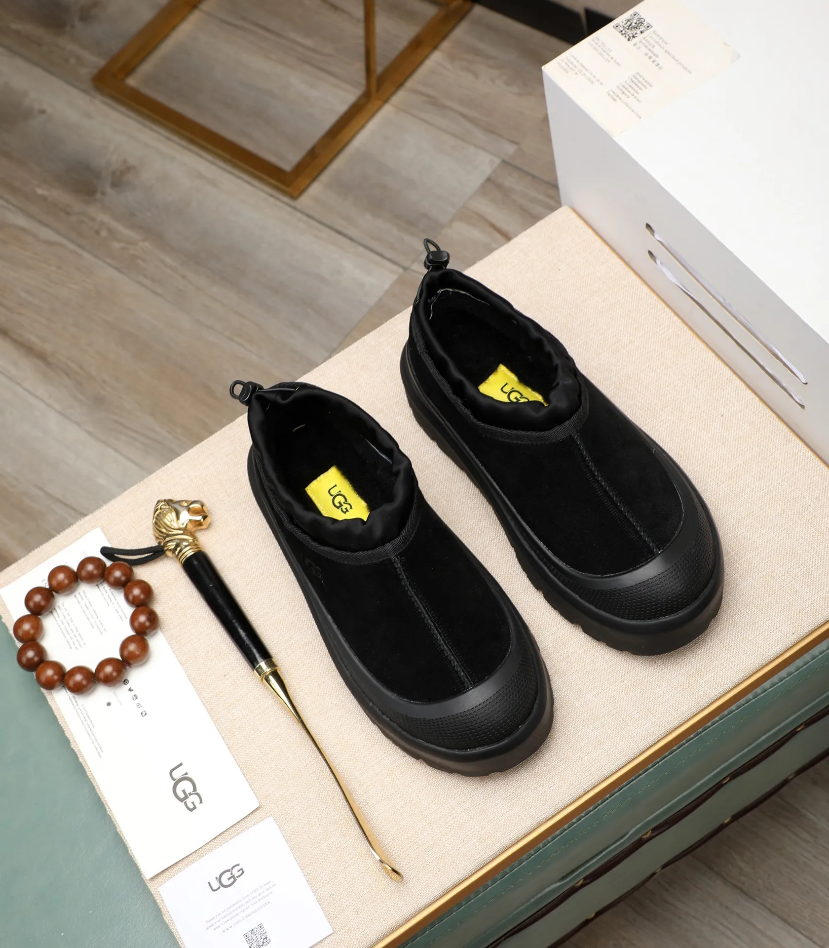 Men's shoes 💰540 (same style for men and women) Please pay attention to the quality of the original order and compare the thickness of the wool 🏮🏮The popular UGG is from Australia's warm luxury brand men's shoes, the official website is synchronized, Beckham men's style..., made of imported first-layer waxed cowhide, waxed toe cap, Australian real wool velvet lining Carefully sewn...Imported rubber Martin boots outsoles (comfortable, soft and wear-resistant). I really like the quality..Exquisite workmanship. You won't be able to put it down at first sight. Sizes 35-44